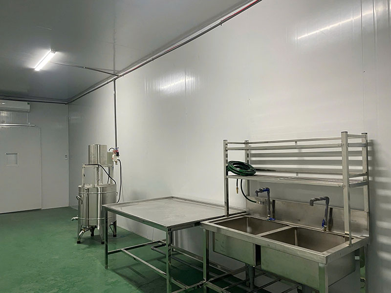 Xưởng được trang bị thiết bị hiện đại, đạt tiêu chuẩn an toàn thực phẩm